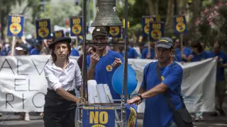 La campana de Erés durante una manifestación contra el embalse en Zaragoza.