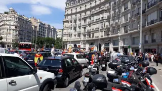 Caravana de Vox con coches en Barcelona