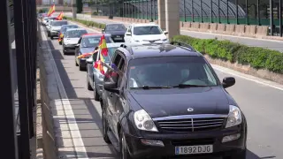 La caravana de Vox, a su paso por el viaducto de Teruel.