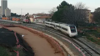 Un tren Zaragoza-Teruel circula junto a la obras del apartadero en construcción en Cariñena.