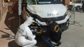Los especialista de la Guardia Civil inspeccionan el vehículo que atropelló a la víctima.