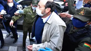 El exminsitro de Salud Marcelo Navajas es llevado a una audiencia cautelar el miércoles en La Paz.