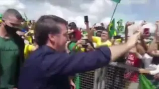El presidente de Brasil, Jair Bolsonaro, ha protagonizado este domingo un encuentro con manifestantes afines a su gobierno en la explanada de los ministerios, en Brasilia, y lo ha hecho ignorando las medidas de prevención contra el coronavirus, como el uso de mascarilla o el distanciamiento físico.