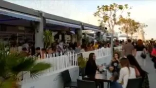 Un vídeo de 17 segundos ha desatado la polémica en la Marina de Valencia, con una multitud disfrutando como si fueran de otra época