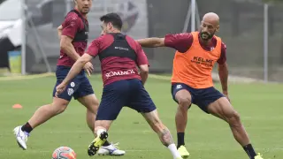 Pedro López intenta evitar a Mikel Rico en el entrenamiento de este lunes.