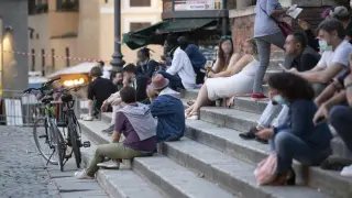 Jovenes reunidos en las calles del barrio romano del Trastevere
