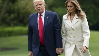 U.S. President Donald Trump and first lady Melania Trump hold their hands over their hearts for the playing of the U.S. National Anthem during ceremonies commemorating the Memorial Day holiday at Fort McHenry in Baltimore, Maryland, U.S., May 25, 2020. REUTERS/Joshua Roberts [[[REUTERS VOCENTO]]] USA-MEMORIALDAY/