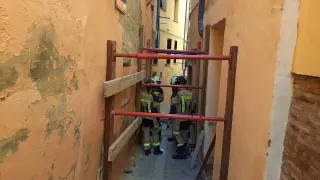 Los bomberos apuntalan una casa derrumbada en Tarazoza