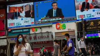 Una pantalla enel centro de Hong Kong muestra al primer ministro chino, Li Keqiang.