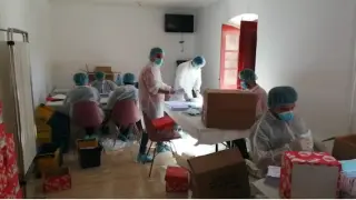Los 320.000 sobres con mascarillas preparados en el albergue de Zaragoza llegan a los mayores de 65 años