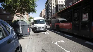Una furgoneta en doble fila bloquea el paso por el ciclocarril de la avenida de Pablo Gargallo.