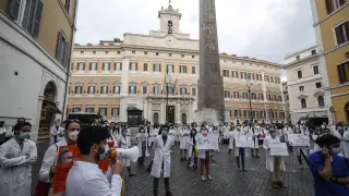 Young doctors demonstrate against post-graduate specialization course reform in Rome