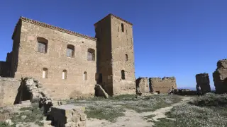 Uno de los edificios restaurados en el recinto del castillo de Montearagón.