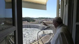 El Papa asomado a su estudio en la plaza de San Pedro