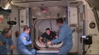 Después de la maniobra final de anclaje a la Estación Espacial Internacional, la tripulación ha recibido a los astronautas recién llegados de la Tierra a bordo de la cápsula Dragon de SpaceX. "Es un honor formar parte de esto", ha señalado Doug Hurley, uno de los nuevos 'inquilinos' de la EEI.