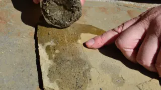 El hielo mezclado con sedimentos produce estrías al circular sobre la losa.
