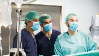 La Unidad de tumores urológicos del Instituto Oncológico está compuesta por los doctores Manuel Sánchez Zalabardo, Ángel García de Jalón Martínez y Joaquín Navarro Gil.