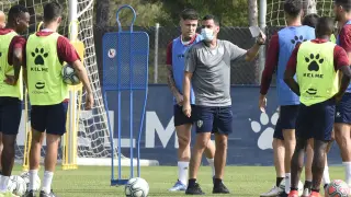 Míchel Sánchez da instrucciones a sus jugadores en la jornada de este miércoles.