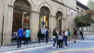 Futuros maestros en la entrada de la Facultad de Ciencias Humanas y de la Educación de Huesca, sede de la Mención en Lengua Aragonesa.