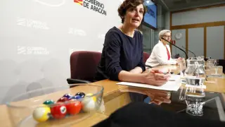 Ana Montagud e Isabel Arbués, en el sorteo celebrado el pasado 19 de mayo para dirimir empates en la escolarización