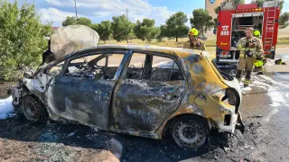 un coche se choca contra una farola y termina en llamas