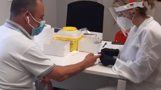 Una sanitaria realiza la prueba del Covid a un trabajador.