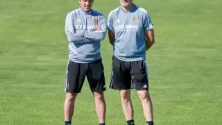 José Luis R. Loreto, junto a Víctor Fernández, observando con atención el entrenamiento del equipo.