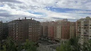 Zaragoza ha amanecido este domingo con el cielo encapotado
