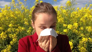 Mujer con alergia primaveral