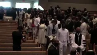 Familiares, amigos y líderes políticos asisten al funeral de George Floyd en una iglesia de Houston. Todos ellos acudieron vestidos de blanco y se consolaron mutuamente. La ceremonia privada ha comenzado a partir a las 11 de la mañana en la iglesia The Fountain of Praise.