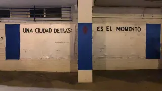 Imagen del mural situado junto al acceso de los vestuarios de La Romareda. Allí pueden escribir todos los aficionados sus mensajes de apoyo a los futbolistas.