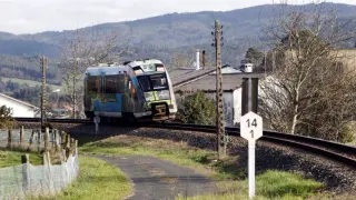 Un tren de Feve, en la zona de Galicia.