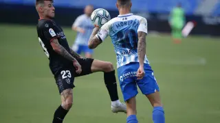Dani Raba trata de controlar el balón durante el partido de Málaga.