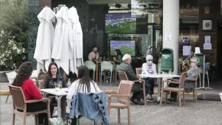 Terraza de Rogelios, emblemático establecimiento hostelero de la explanada de La Romareda, con las pantallas de televisión hacia el exterior.