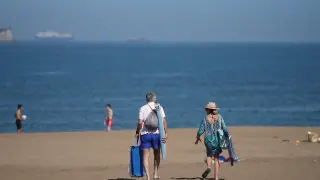 Varias personas pasean por la playa de Ereaga en Guecho, en Vizcaya, a finales de mayo.