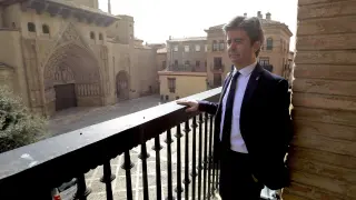 El alcalde de Huesca, Luis Felipe (PSOE), en el balcón principal del Ayuntamiento.