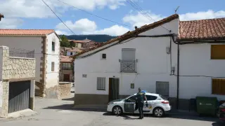 Un coche patrullas de la Guardia Civil, delante de la casa de El Castellar donde se ocultó el Rambo de Requena.