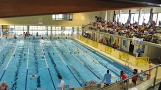Imagen de archivo de la piscina Almériz, la instalación deportiva municipal con más usos de Huesca.