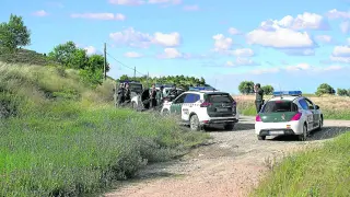 Control establecido por la Guardia Civil en el camino que conduce al lugar de la detención del Rambo de Requena.