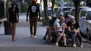 Gente en una calle de Nueva York este sábado.