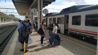 Los pasajeros han esperado media hora en la estación de Huesca a que saliera el tren y al final han tenido que desplazarse en autobús a Zaragoza.