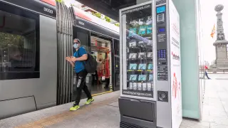 Máquinas de vending con mascarillas y geles desinfectantes en el tranvía.