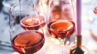¿El vino rosado hay que tomarlo frío? ¿Es lo mismo que el clarete? Te desvelamos 7 mitos sobre el vino rosado que son falsos y que mucha gente daba por buenos.