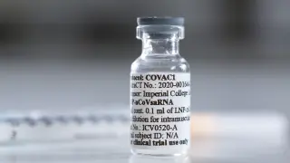Vial con una potencial vacuna contra la covid-19. I
