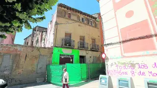 Edificio de la calle San Salvador que el Ayuntamiento va a derribar ante la dejación de la propiedad.