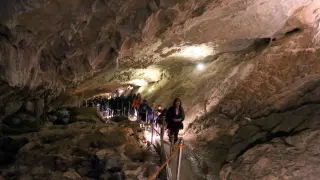 Visitantes en la Cueva de Las Güixas, en Villanúa.