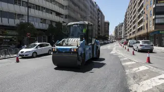 Trabajos de asfaltado en el paseo de María Agustín de Zaragoza, el pasado mes de mayo.