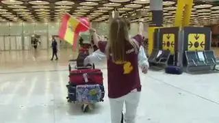 Reencuentros emotivos entre familias y amigos en el aeropuerto madrileño