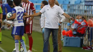 Delmás, en la banda junto a Víctor Fernández, en la recta final del partido.