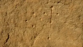 Imagen de una cruz en el yacimiento celtíbero en Villastar (Teruel).